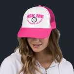Be mig i lycklig att hjälpa till med rosa av kunds keps<br><div class="desc">Typografiska sloganhatt i ljus shock rosa. Läs: Be mig om hjälp från lycklig. Perfekt för att uppmuntra samverkan med kunder eller allmänheten vid evenemang eller i butiker. Designad av www.mylittleeden.com</div>