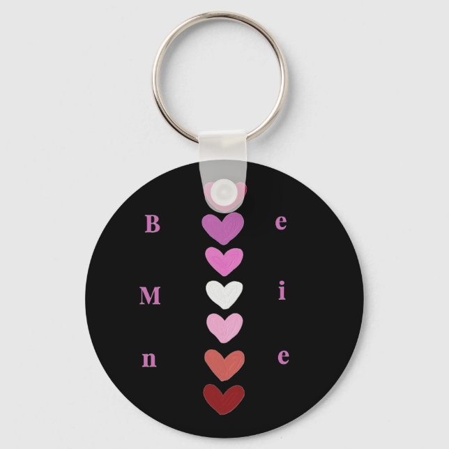 Be Mine Minimal Heart Stack Valentine T-Shirt Nyckelring (Framsida)