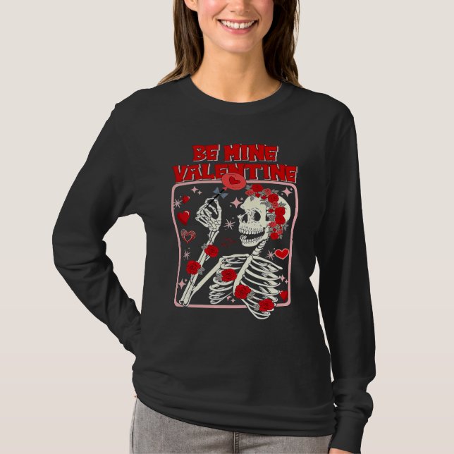 Be Mine Valentine Skeleton With Roses Valentines D T Shirt (Framsida)