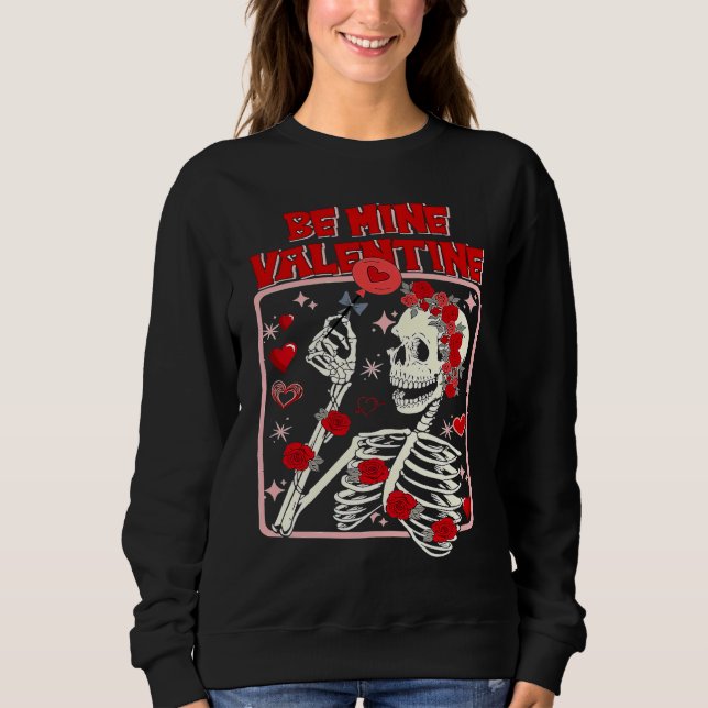 Be Mine Valentine Skeleton With Roses Valentines D T Shirt (Framsida)