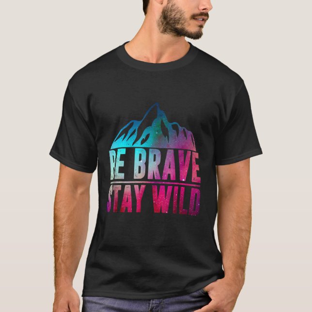 BE MODIG STAY VILD Camping Hiking Nature Wildern T Shirt (Framsida)