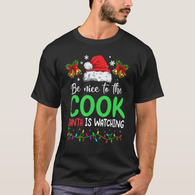 Be Nice To The Cook Santa Is Watching Christmas T Shirt (Framsida)