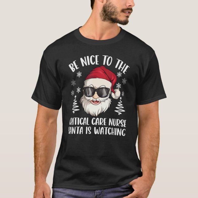 Be Nice To The Critical Care Nurse Santa Is Watchi T Shirt (Framsida)