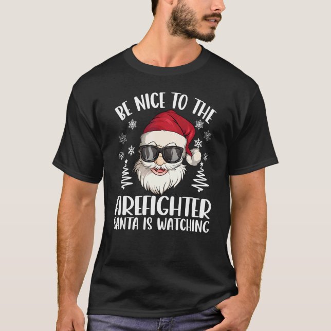 Be Nice To The Firefighter Santa Is Watching Chris T Shirt (Framsida)