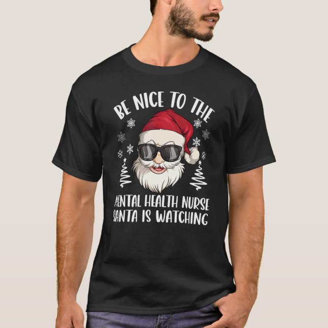 Be Nice To The Mental Health Nurse Santa Is Watchi T Shirt (Framsida)