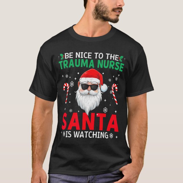 Be Nice To The Trauma Nurse Santa Is Watching Chri T Shirt (Framsida)