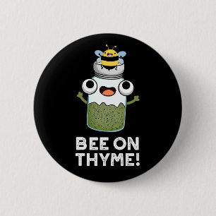 Be på Thyme Funny Herb Insekt Pun Mörk BG Knapp