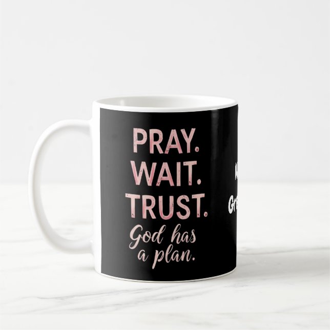 Be Prisa Vänta Lita – Gud Har En Plan Inspirerande Kaffemugg (Vänster)