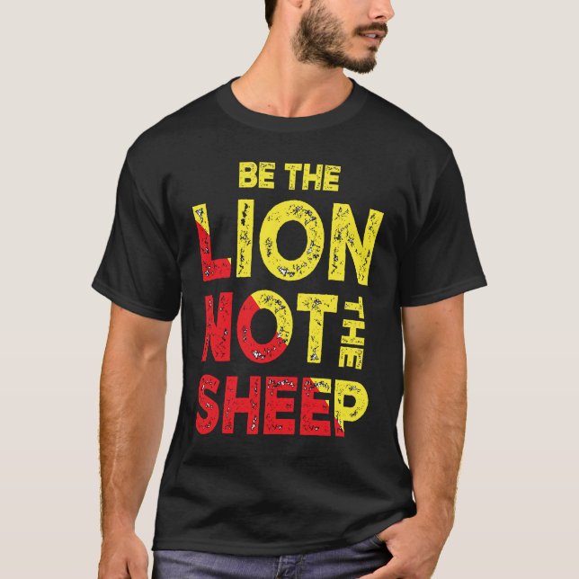 Be The Lion Not The Sheep Motivational Saying T Shirt (Framsida)
