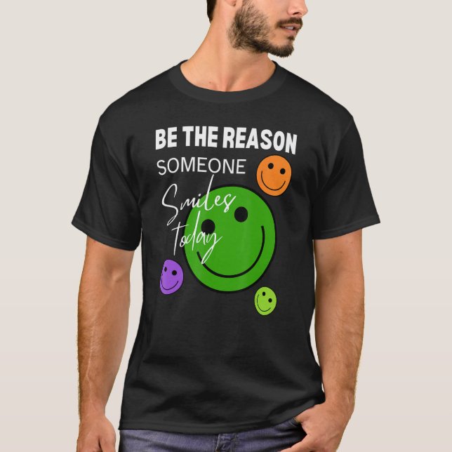 Be the reason someone smiles today t shirt (Framsida)