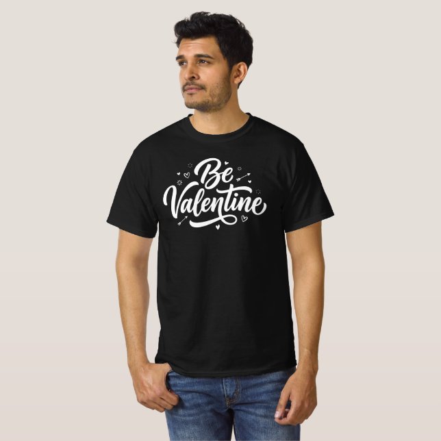 Be Valentine Bold Minimal Typography T-Shirt (Hel framsida)