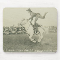 Bea Kirnan trickriding.