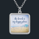 Beach är mitt skript CA Ocean Ligge i Ställe i Lyc Silverpläterat Halsband<br><div class="desc">"Stranden är min lycklig ställe." Påminn dig om den färska saltdoften från luft. Slappna av, andas och utforska soliditeten hos en tom Kalifornien-strand när du bäror detta fantastiska, pastel-färgad fotocharmhalsband. Detta halsband finns i små, medelstora och stora storlekar, såväl som i kvadratiska och cirkelformade former. Du kan beställa detta halsband...</div>