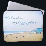 Beach är mitt Ställe-skript i Kalifornien i Lyckli Laptop Sleeve<br><div class="desc">"Stranden är min lycklig ställe." Slappna av, andas och utforska soliditeten på en tom Kalifornien-strand med den här bedövande, pastellfotografieringen av färgaden neoprene laptop sleeve. Laptop sleeve finns i tre storlekar: 15, 13 och 10 tum. Gör en underbar gåva till någon speciell! Du kan enkelt anpassa den här neoprenen laptop...</div>