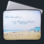 Beach är mitt Ställe-skript i Kalifornien i Lyckli Laptop Sleeve<br><div class="desc">"Stranden är min lycklig ställe." Slappna av, andas och utforska soliditeten på en tom Kalifornien-strand med den här bedövande, pastellfotografieringen av färgaden neoprene laptop sleeve. Laptop sleeve finns i tre storlekar: 15, 13 och 10 tum. Gör en underbar gåva till någon speciell! Du kan enkelt anpassa den här neoprenen laptop...</div>
