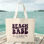 Beach Babe Lila Matching Bachelorette Party Jumbo Tygkasse<br><div class="desc">Ta fram en fantastisk sida vid firande med vår Beach Babe Lila Matching Bachelorette Party Large Tote Bag - det ultimata redskapet för ditt Miami-, Florida-bachelorette-parti eller något strandtemat firande! Den här personligen är inte bara ett tillbehör till snyggten. Det är en tänkbar bachelorette-gåva, perfekt för hela gruppen. Designat med...</div>