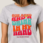 Beach Bachelorette Party Groovy Sol Sand Drink T Shirt<br><div class="desc">Gör en stänk på din kommande bachelorette-fest med den här bedövande stranden personlig t-shirts. Vare sig du firar en bach resa, en flicksemester eller en helgdag av bästa vänner, är den här anpassningsbar stranden på t-shirts som är perfekten som tillägg till din oförglömliga flykting. Lägg till en personlig beröring till...</div>