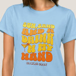 Beach Bachelorette Party Retro Sol Sand Drink T Shirt<br><div class="desc">Gör en stänk på din kommande bachelorette-fest med den här bedövande stranden personlig t-shirts. Vare sig du firar en bach resa, en flicksemester eller en helgdag av bästa vänner, är den här anpassningsbar stranden på t-shirts som är perfekten som tillägg till din oförglömliga flykting. Lägg till en personlig beröring till...</div>
