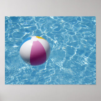 Beach boll vid simning i bassäng poster