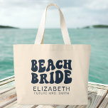Beach Bride Navy Blue Coola Bachelorette Party Jumbo Tygkasse<br><div class="desc">Fira i stil med vår Beach Bride Navy Blue Coola Bachelorette Party Large Tote Bag - perfektens tillbehör till dina semesterfirande! Den här personligen är inte bara en snyggt till din servitör utan en tankfull och praktisk gåva till bruden. Designad för strandbruden och hennes trupp, är den här marinblåa totepåsen...</div>