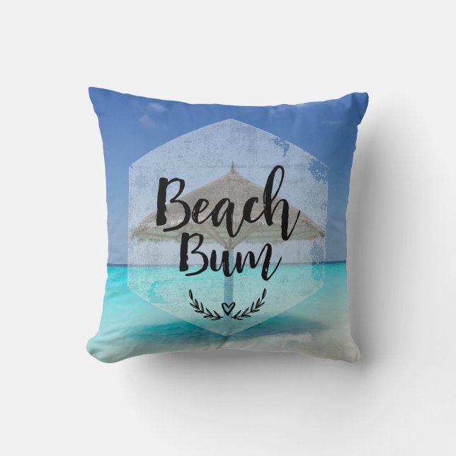 Beach Bum Typography - Umbrella on Tropical Beach Kudde (Framsida)