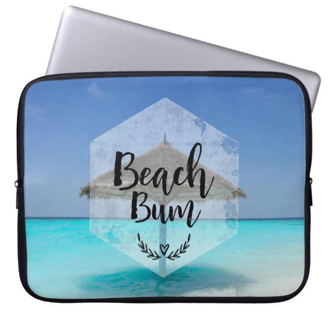 Beach Bum Typography - Umbrella on Tropical Beach Laptop Fodral (Framsidan)