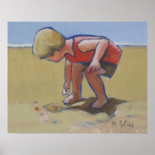 Beach child boy hittar snäcka i sanden poster