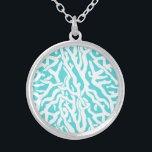 Beach Coral Reef Mönster Nautical White Blue Silverpläterat Halsband<br><div class="desc">Detta söt hav/strandinspirerade upprepande nautiska mönster liknar en knivhuggen korallrev i vitt på en bänk - blå bakgrund. Elegant korallrevet mönster görs i stencil. Färg i blått påminner om ljusa, tydliga tropiska hav. Denna enkla och moderna utformning är perfekt för ett kust-/strandhustema. "Anpassa" om du vill justera bakgrunden till färg...</div>