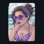 Beach Dam i Shades, Bikini och Bandana iPad Mini Skydd<br><div class="desc">Cute Bachy-tabletten fodral. En söt tecknad stil hyper en realistisk tecknad av en kvinna som lägger på en strand med en lila polka pribikini,  bandanna och solglasögon.</div>