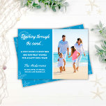 Beach Dashthrough through Sand-julen-Helgdag Julkort<br><div class="desc">Det här "Dashthrough the Sand"-kortet är ett roligt sätt att önska vänner och familj ett God jul! Anpassa enkelt genom att lägga till din information och din favoritbild på stranden. Kortets baksida har en vit stjärnfisk mönster på en havsblå bakgrund. Design ©Rosalind Moore,  Cherry Lane Dedesign</div>