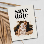 Beach Destination Wedding Photo Save Date Meddelande Vykort<br><div class="desc">Offra inte stil när du har en budget med det här moderna Beach Destination Wedding Photo Spara vykorten för datum. Med en enkel, modern typografisk design och ditt favoritfoto på förlovningen sparar datumet de tonen för ditt kommande badbröllop. Lägg till fotot på framsidan och informationen om bröllop på baksidan av...</div>