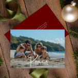 Beach Family Photo Peace på jorden Jul Julkort<br><div class="desc">Skicka varmt helgdag önskemål med ett fredskort på jordfamiljens fotokort. Det här fotokortet för roligten på stranden fångar glatta stunder vid havet,  perfekt för en elegant,  ett jullkort på stranden.  kärlek med ett god jul-meddelande och skapa ett sött fotopilkort för familjen för att passa hela säsongen.</div>
