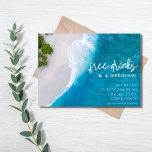 Beach Free Drinks Bröllop Photo Save Date (Bygsfri Spara Datumet<br><div class="desc">Det vackra strandbröllopet sparar datumkorten för ditt mål, ö- eller strandbröllop i en söt "gratis dryck och bröllop"-design. Anpassa framsidan med information om bröllop och lägg till ett foto på baksidan. Om du har ett foto på lodrät som du vill använda i stället för ett vågrät kontaktar du mig -...</div>
