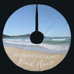 Beach House<br><div class="desc">Lägg till stil i ditt hem med den här personligen träd-kjolen perfekt till ditt strandhus i julas. Utformningen innehåller ett foto av typen en av ett slag av stillastående blått vågar och mjuk sand av Sten, utanför Sydney, Australien, kusten. Den moderna, vita texten är anpassade så att du kan lägga...</div>