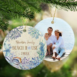 Beach House Coastal jul Photo Julgransprydnad Keramik<br><div class="desc">Den här Beach House-prydnaden vid kusten har familjen namn och året på framsidan,  med ett familjefoto på baksidan. Kustdesignen har en vattenfärg under vattenkorallrev,  med söt sjöfågel,  krabba,  sjögräs och korall,  stjärnfisk och sjöhäckar. Om du behöver fler matchande produkter,  gå till samlingen eller kontakta mig via Zazzle-Chattan.</div>