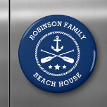 Beach House & Family Namn Anchor Oars Stars Navy Magnet<br><div class="desc">Snyggt runt kylskåp med personligens strandhus,  sjö hus,  familj namn eller annan text med en anpassningsbar nautisk båtankare,  korsade öron och stjärnor i marinblått på vitt eller välj färg som matchar din dekoration.</div>