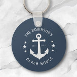 Beach House för Nautical Boat Anchor Family Namn Nyckelring<br><div class="desc">Ett nautiskt tema Nyckelkedja för snyggt med personligens familj namn och strandhus, sjö hus eller annan önskad text och fastställt datum. Har en anpassningsbar designad vintage-båtankare i vitt på elegantens havsdammiga blått eller anpassar enkelt basfärgen färg så att den matchar din aktuella dekorfärg eller tema. Underbar för att ta emot...</div>