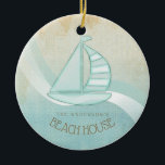 Beach House Nautical Sailboat Aqua Blue ID623 Julgransprydnad Keramik<br><div class="desc">Med den här produkten i det mjuka färgen av hav och sand kan du enkelt lägga till din egen namn och text med hjälp av den angivna mallen. Den enkla segelbåtsbilden med en tryckt, vattenfärgad bakgrund markeras med en vågaccent i akvarium och vitt. Om du inte har turen att ha...</div>
