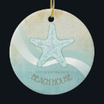Beach House Nautical Starfish Aqua Blue ID623 Julgransprydnad Keramik<br><div class="desc">Med den här produkten i det mjuka färgen av hav och sand kan du enkelt lägga till din egen namn och text med hjälp av den angivna mallen. Den enkla stjärnbilden på en tryckt, vattenfärgad bakgrund markeras med en vågaccent i akvarium och vitt. Om du inte har turen att ha...</div>
