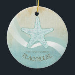 Beach House Nautical Starfish Aqua Blue ID623 Julgransprydnad Keramik<br><div class="desc">Med den här produkten i det mjuka färgen av hav och sand kan du enkelt lägga till din egen namn och text med hjälp av den angivna mallen. Den enkla stjärnbilden på en tryckt, vattenfärgad bakgrund markeras med en vågaccent i akvarium och vitt. Om du inte har turen att ha...</div>