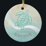 Beach House Nautical Turtle Aqua Blue ID623 Julgransprydnad Keramik<br><div class="desc">Med den här produkten i det mjuka färgen av hav och sand kan du enkelt lägga till din egen namn och text med hjälp av den angivna mallen. Den enkla sköldpaddan på en tryckt, vattenfärgad bakgrund markeras med en vågaccent i aqua och vitt. Om du inte har turen att ha...</div>