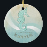 Beach House Seahorse Aqua Blue ID623 Julgransprydnad Keramik<br><div class="desc">Denna keramiska dekorationsdesign i det mjuka färgen av hav och sand gör det enkelt att lägga till egna namn och texter med hjälp av den angivna mallen. Den enkla sjöfärgsbilden på en tryckt vattenfärgsbakgrund markeras med en vågaccent i akvarium och vitt. Sök i ID623 för att se hur man samordnar...</div>