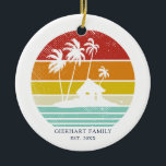 Beach House Vacation Familjejulfriförening Julgransprydnad Keramik<br><div class="desc">Anpassa de här campingreflexdesignerna för stranden eller sjö-huset genom att lägga till namn eller anpassningsbar i familjen och år. Jag hoppas att det inte bara handlar om den coola som fångade öga utan att det faktum att du aldrig hittar den i en varubutik snarare gör detta unikt för dig och...</div>
