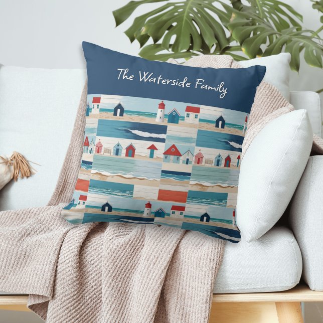Beach Huts fyr Sea Coastal Blue Kudde (A personalized nautical pillow with modern design of sand, ocean, beach huts and lighthouses)