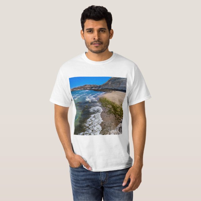 Beach in Puerto Piramides, Argentina T Shirt (Hel framsida)