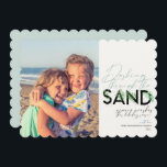 Beach Jul Aqua Dasch genom Sand Julkort<br><div class="desc">Ett modernt helgdag-kort med ett enkelt minimalt budskap som lyder "genom sandsäcken" med handflatan i kombination med handskriven typografi. Anpassa med namn och bild. Bild av Vitolda Klein på Unsplash</div>