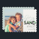 Beach Jul Aqua Dasch genom Sand Julkort<br><div class="desc">Ett modernt helgdag-kort med ett enkelt minimalt budskap som lyder "genom sandsäcken" med handflatan i kombination med handskriven typografi. Anpassa med namn och bild. Bild av Vitolda Klein på Unsplash</div>