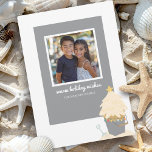 Beach-jul Julkort<br><div class="desc">Ta med en kust-juls värme och charm till dina semesterhälsningar med vårt Beachy Sand Pail-julkort! Perfekt för stranden älskare och dem som vårdar havet. På kortets framsida visas en beundransvärd illustration av en sandbricka fylld med sand som formas i Julgran. Det här kortet är en glad påminnelse om soliga dagar...</div>