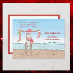 Beach jul Moose Flyttat Helgdag Flytta Meddelande Vykort<br><div class="desc">Grattisar på ditt nya hem! Vilken spännande tid i ditt liv. Säg till familj och vänner att du har en ny adress. Den söta pennan med julhatt, scarf och strumpor som står på sandstranden. Roligt skript stil med söt citat: "Vi hänger våra lager någonstans i ett nytt!" Lägg till ditt...</div>