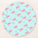 Beach Jul Rosa Flamingo Round Papper Underlägg<br><div class="desc">Underläggen från Beach-julen var designade med hjälp av en kopia av min ursprungliga vattenfärgstropiska rosa flamingo och turkosa blå flingor från snö. Besök www.zazzle.com/dotellabelle om du vill se mer söta,  tropiska bröllopsfavörer och julfest decor.</div>